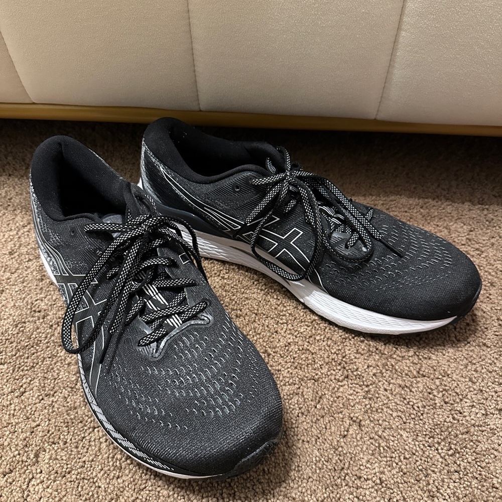 Men’s Asics tennis shoes size 10